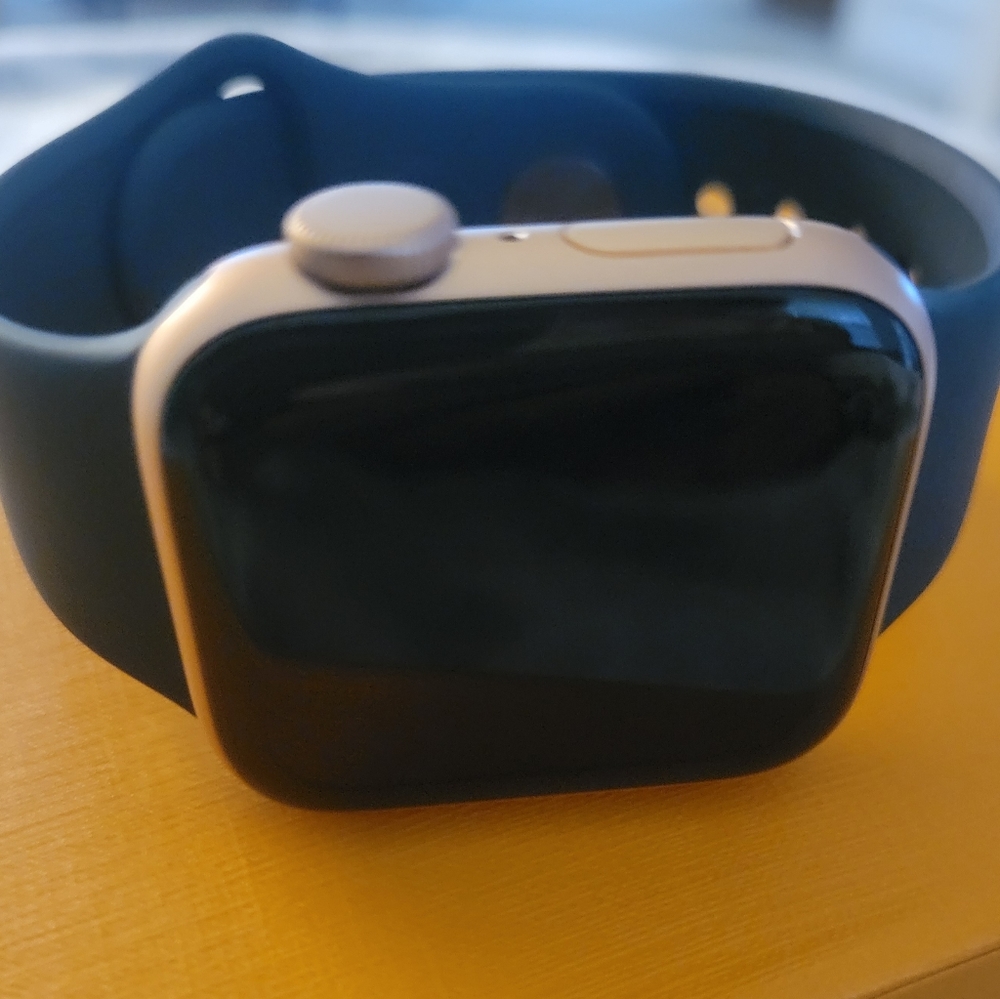Apple Watch SE (GPS, 40mm) with Sport Band